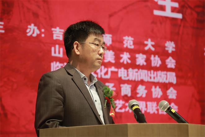 临沂市文广新局副局长张建华主持开幕式